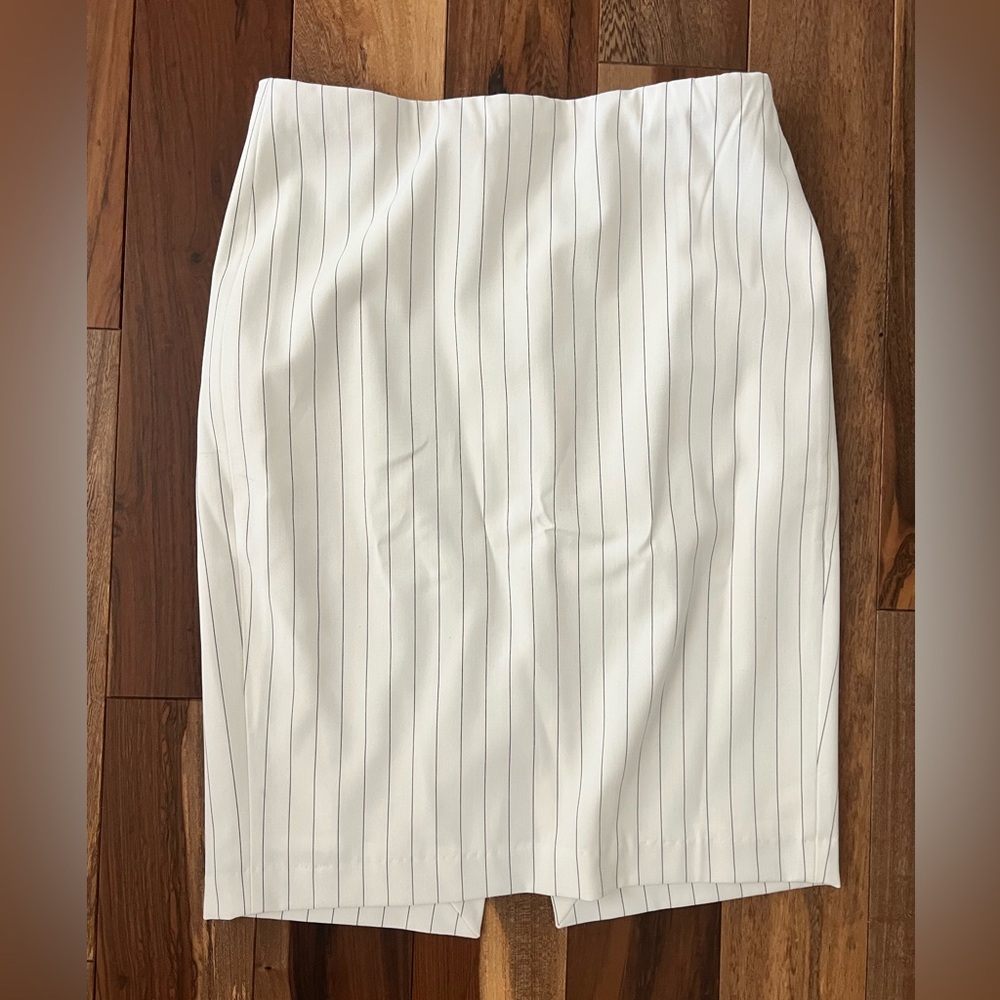 Tahari Never worn white with stripes pencil skirt